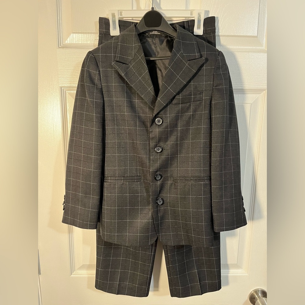 👔Like New (Excellent Condition) Little boys pinstriped suit.